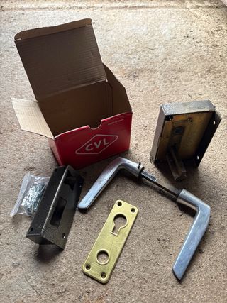 Cerradura CVL con manillas y placa