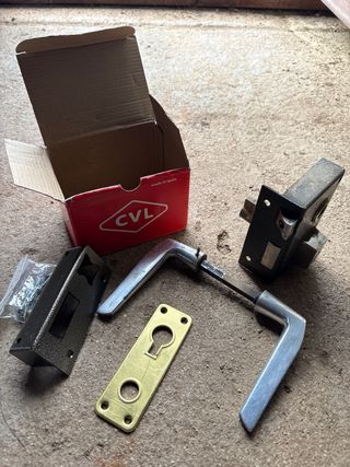 Cerradura CVL con manillas y placa