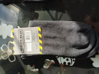 Calcetines deportivos negros y grises