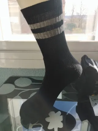 Calcetines deportivos negros y grises