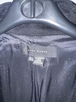 Abrigo negro Zara