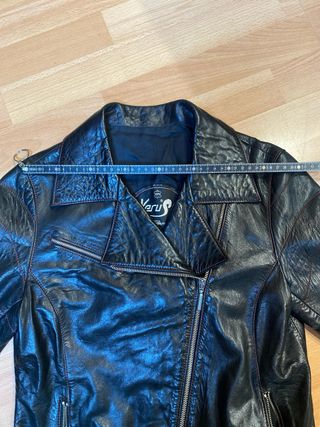 Chaqueta de cuero mujer costuras en rojo