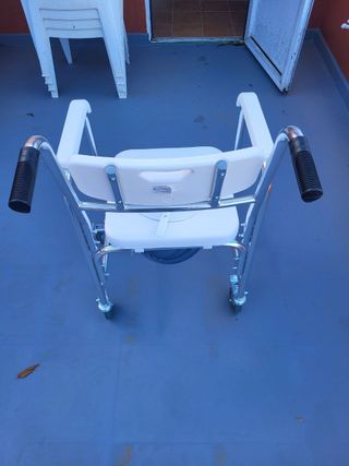Silla Ducha/WC con Ruedas y Reposapiés