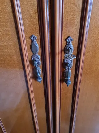 Armario antiguo de madera