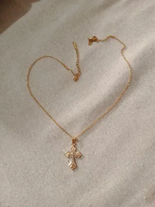 Catenina con ciondolo a croce dorata