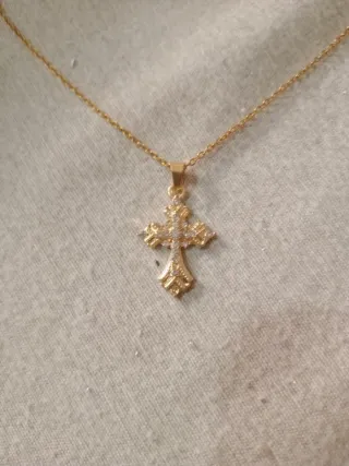 Catenina con ciondolo a croce dorata