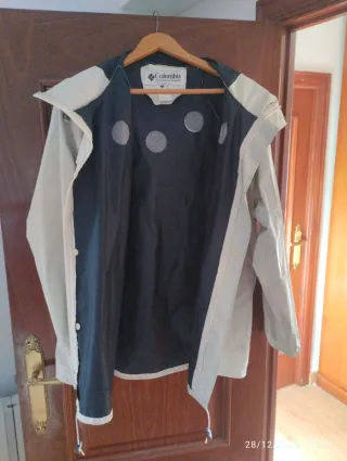 Chubasquero Columbia Beige y Negro