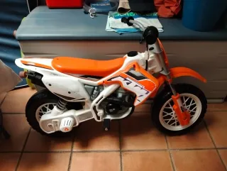 Moto infantil KTM nueva se ha usado tres veces