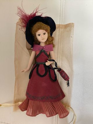 Muñeca de porcelana con sombrero y bolso