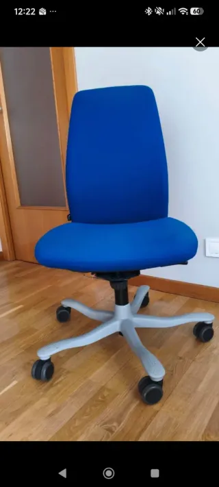 Silla de oficina azul y gris