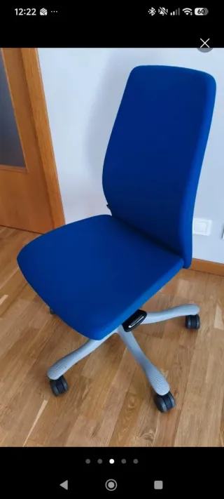 Silla de oficina azul y gris