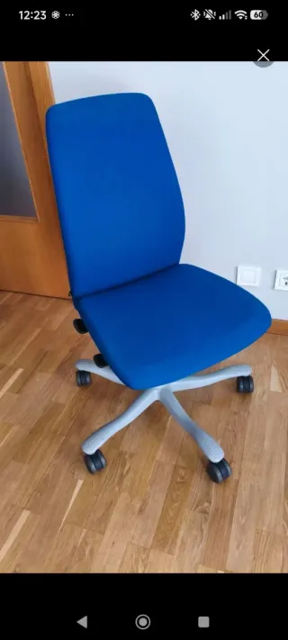 Silla de oficina azul y gris