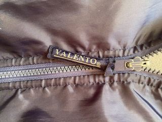 Chubasquero azul y gris