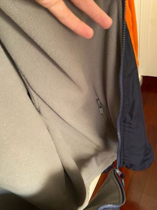 Chubasquero azul y gris