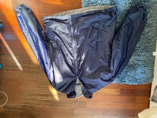 Chubasquero azul y gris