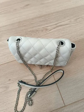 Bolso blanco acolchado con cadena