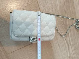 Bolso blanco acolchado con cadena