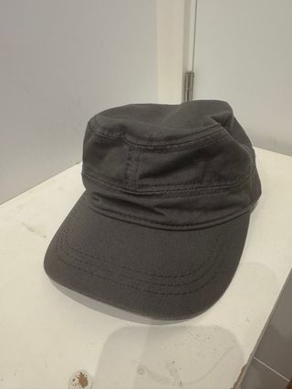 Gorra estilo militar gris
