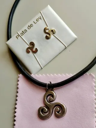Collar Trisquel Plata y Pendientes