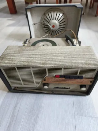 Radio Tocadiscos de maleta Antiguo Monarch