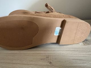 Botines ante beige con flecos