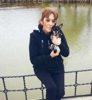 Cuidadora de mayores niños limpieza de casas