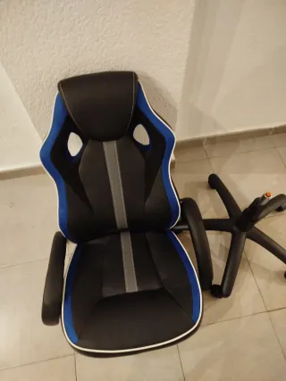 Silla de oficina ergonómica negra y azul