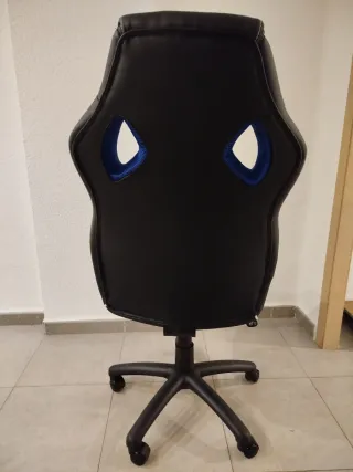 Silla de oficina ergonómica negra y azul