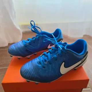 Botas de fútbol Nike Tacos Talla 34 2.5Y