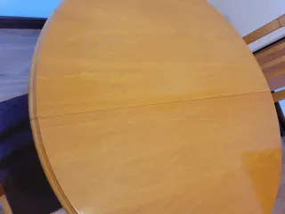 Mesa redonda y 4 sillas. Perfecto estado.