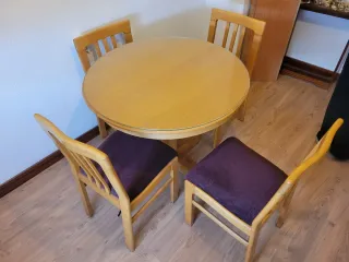 Mesa redonda y 4 sillas. Perfecto estado.