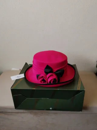 Sombrero de vestir rosa con caja