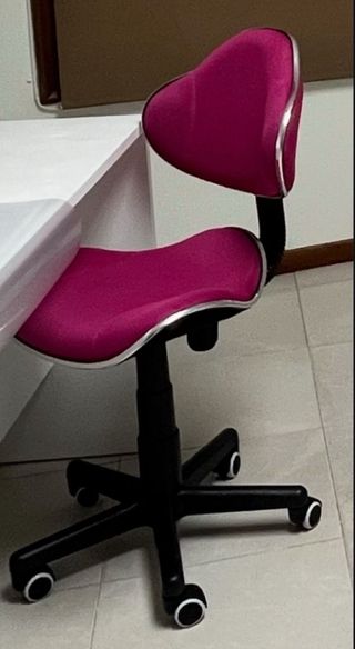 Silla de escritorio rosa y negra