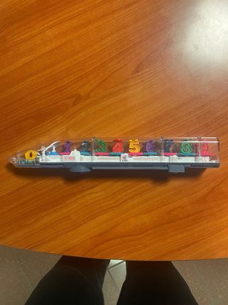 Trenino giocattolo con lettere e luci