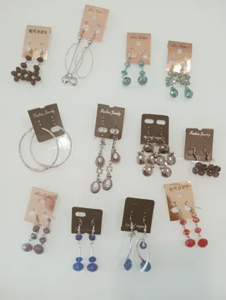 PackBisutería 26 pulseras,39pendientes y 2 anillos