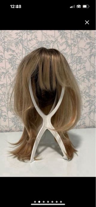 Vistosa peluca rubia a capas efecto natural