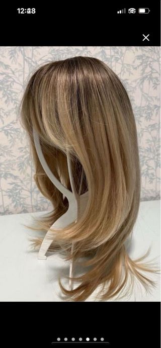 Vistosa peluca rubia a capas efecto natural