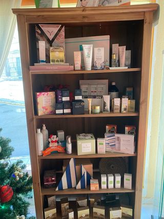 Estantería de madera nogal