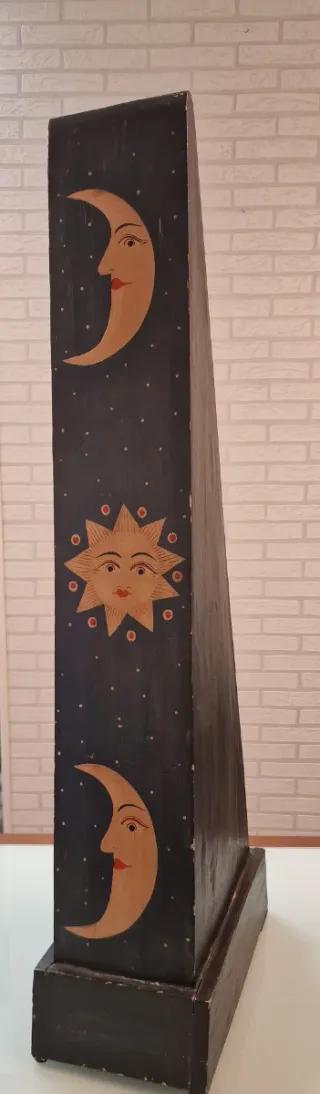 Cajonera Pirámide y espejo decorativos