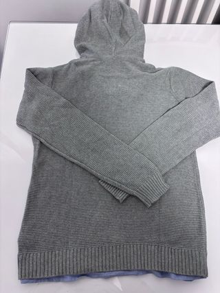Jersey de punto con capucha gris y cuello camisa
