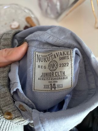 Jersey de punto con capucha gris y cuello camisa