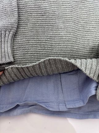 Jersey de punto con capucha gris y cuello camisa