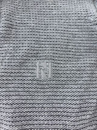 Jersey de punto con capucha gris y cuello camisa