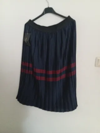 Falda plisada azul con rayas rojas cintura elástic