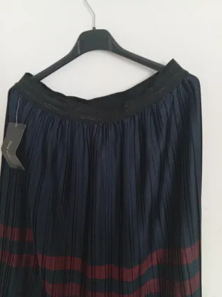 Falda plisada azul con rayas rojas cintura elástic