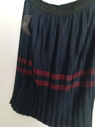 Falda plisada azul con rayas rojas cintura elástic