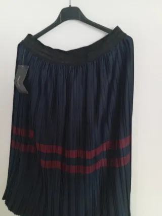 Falda plisada azul con rayas rojas cintura elástic