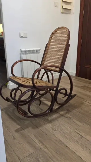 Mecedora antigua de madera y ratán