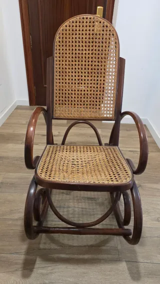 Mecedora antigua de madera y ratán