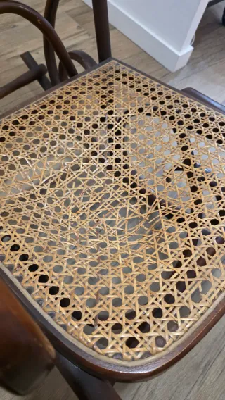 Mecedora antigua de madera y ratán